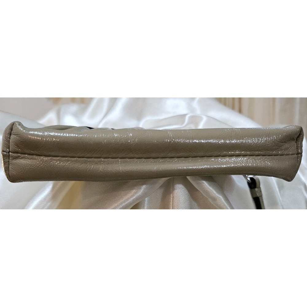 Coach Dark Cream or Beige Pleated Wristlet Patent Leather/Teal Interior - Picture 5 of 7